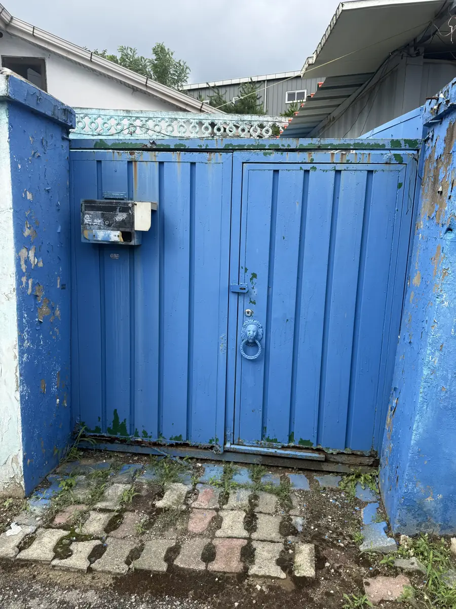 철재페인트 도장한 푸른색 철제 대문